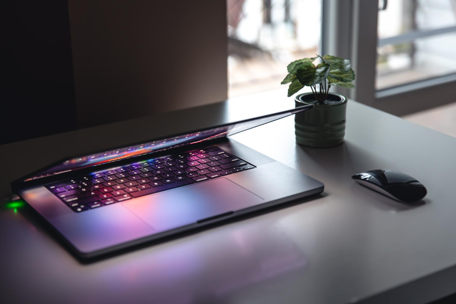 Vue rapprochée du clavier de l'ordinateur portable avec éclairage au néon coloré et clavier rétroéclairé